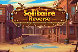 Ξύλινη πινακίδα που γράφει Solitaire Reverse πάνω από μια σκηνή γουέστερν με κτίρια και έναν βρώμικο δρόμο