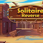 Ξύλινη πινακίδα που γράφει Solitaire Reverse πάνω από μια σκηνή γουέστερν με κτίρια και έναν βρώμικο δρόμο