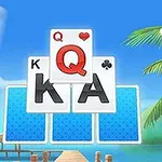 Ένα παραθαλάσσιο τοπίο με φοίνικες και μια χαμογελαστή νεράιδα πάνω από τον τίτλο Solitaire Tri Peaks, ανάμεσα σε κάρτες που πετούν στον ουρανό