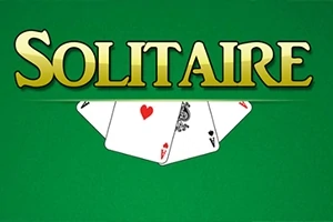Η εικόνα δείχνει την λέξη SOLITAIRE σε χρυσά γράμματα με τέσσερα τραπουλόχαρτα από κάτω πάνω σε πράσινο φόντο