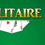 Η εικόνα δείχνει την λέξη SOLITAIRE σε χρυσά γράμματα με τέσσερα τραπουλόχαρτα από κάτω πάνω σε πράσινο φόντο