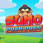 Τίτλος «SUMO PUSH PUSH» με κεφαλή σούμο μπροστά από καταπράσινο τοπίο και γαλάζιο ουρανό με σύννεφα