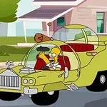Ένας άνδρας οδηγεί ένα φουτουριστικό αυτοκίνητο με πράσινο χρώμα μπροστά από ένα σπίτι