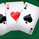 Τρία φύλλα άσσων με σύμβολα σπαθί, κούπα, και μπαστούνι πάνω σε πράσινη επιφάνεια