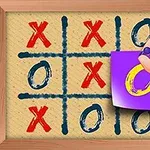 Χέρι τοποθετεί κάρτα με κίτρινο Ο σε ξύλινο πίνακα τρίλιζας με κόκκινα Χ και μπλε Ο