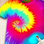 Μπλουζάκι με έντονο σχέδιο tie-dye σε χρώματα ουράνιου τόξου με μια μπουκάλα βαφής στο κάτω μέρος