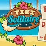 Ξύλινη πινακίδα με την επιγραφή Tiki Solitaire πάνω από μια παραλία, με τρεις κάρτες παιχνιδιού στους χαρακτήρες J, Q και K και ένα άγαλμα tiki στο φόντο