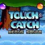 Ένας pixel art Άγιος Βασίλης με ένα μεγάλο μπλε σάκο μπροστά σε ένα χριστουγεννιάτικο δέντρο, με μπάλες και χιόνι στο φόντο, δίπλα στο κείμενο TOUCH & CATCH BEING SANTA