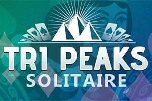 Λευκά γράμματα με τη φράση TRI PEAKS SOLITAIRE πάνω από τρεις λευκές κορυφές βουνών και κάρτες, σε φόντο με μπλε και πράσινες αποχρώσεις