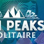 Λευκά γράμματα με τη φράση TRI PEAKS SOLITAIRE πάνω από τρεις λευκές κορυφές βουνών και κάρτες, σε φόντο με μπλε και πράσινες αποχρώσεις