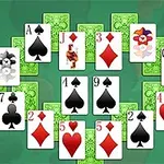 Τράπουλα απλωμένη σε ημικύκλιο με κάρτες διαφορετικών σχημάτων και αριθμών πάνω σε πράσινο φόντο