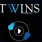 Ένας σκοτεινός φόντο με τον τίτλο TWINS και ένα κεντρικό κυκλικό κουμπί αναπαραγωγής, πλαισιωμένο από δύο φωτεινά μπλε φώτα