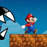 Ένας χαρακτήρας με κόκκινο καπέλο τρέχει σε μια πίστα με τουβλάκια, ενώ τον κυνηγά ένα μεγάλο μαύρο πλάσμα με κοφτερά δόντια