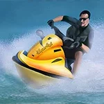 Άνδρας οδηγεί κίτρινο τζετ σκι στη θάλασσα, δημιουργώντας κύματα