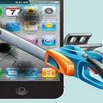 Αλυσοπρίονο κόβει την οθόνη ενός smartphone, δημιουργώντας ρωγμές και ζημιές στην επιφάνεια του