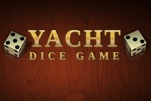 Δύο ζάρια δίπλα στη φράση Yacht Dice Game σε χρυσά γράμματα πάνω σε ξύλινο φόντο