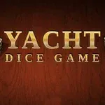 Δύο ζάρια δίπλα στη φράση Yacht Dice Game σε χρυσά γράμματα πάνω σε ξύλινο φόντο